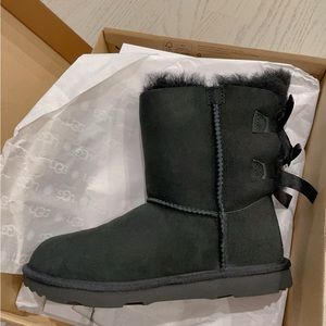 Ugg bailey bow II，girls‘ grade school，black size 4/eur 36